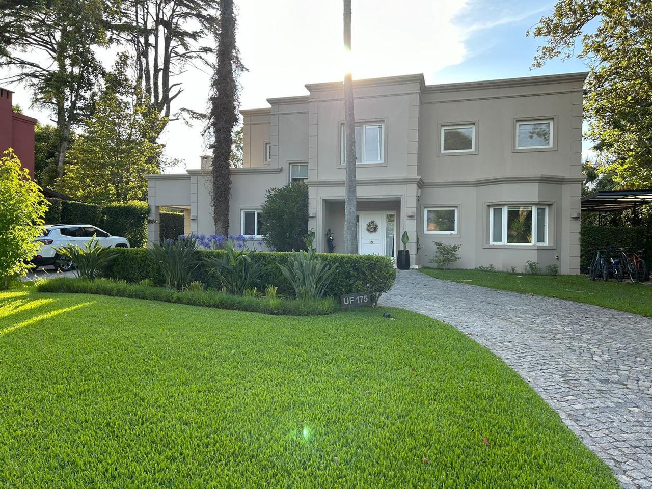 Casa con 850 m² 4 dormitorios escritorio y dep-servicio en venta y alquiler en Fincas de Iraola