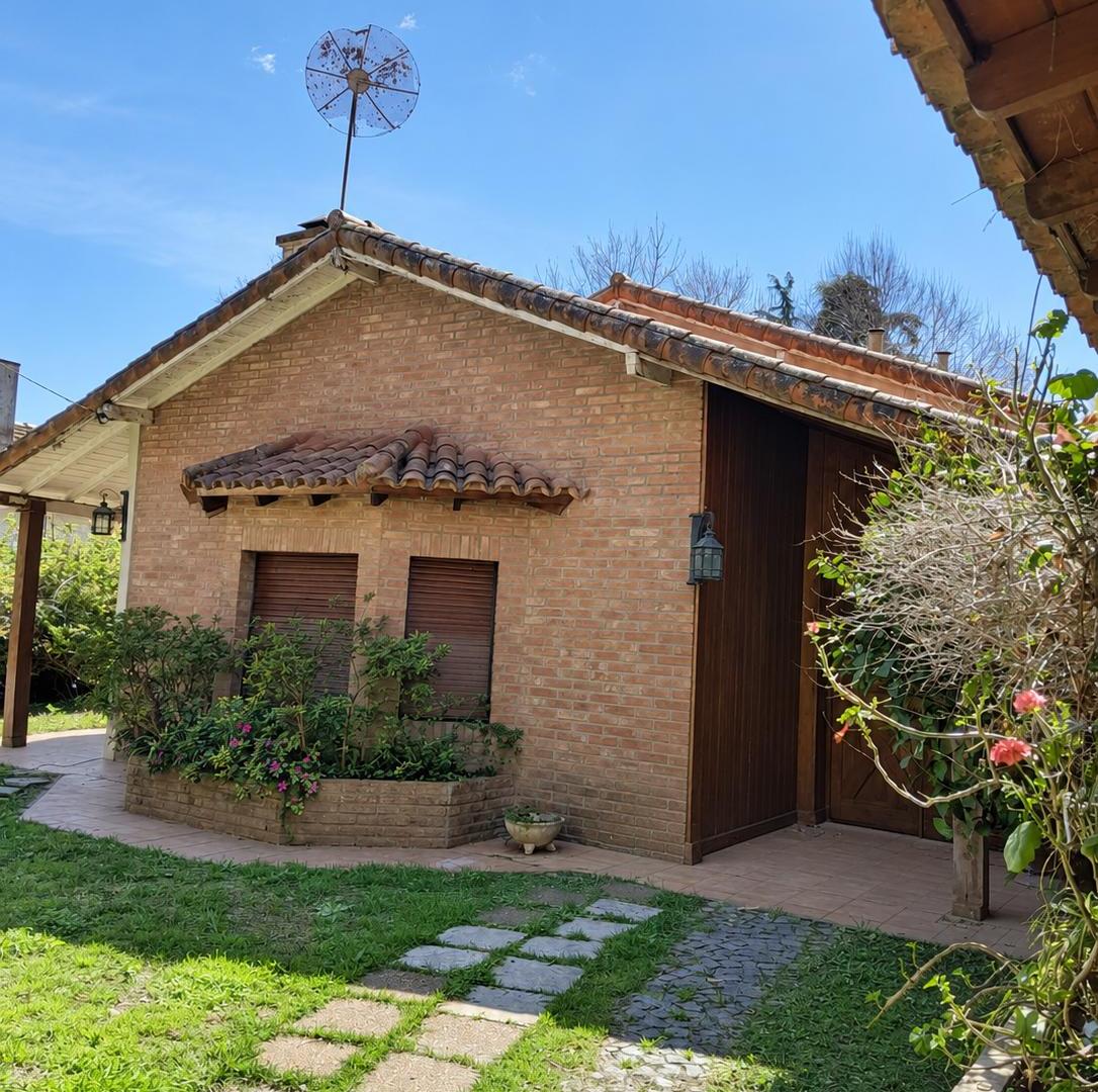 Foto de CASA EN VENTA A MEDIA CUADRA DEL PARQUE DE LA ESTACION DE RANELAGH, imagen 2