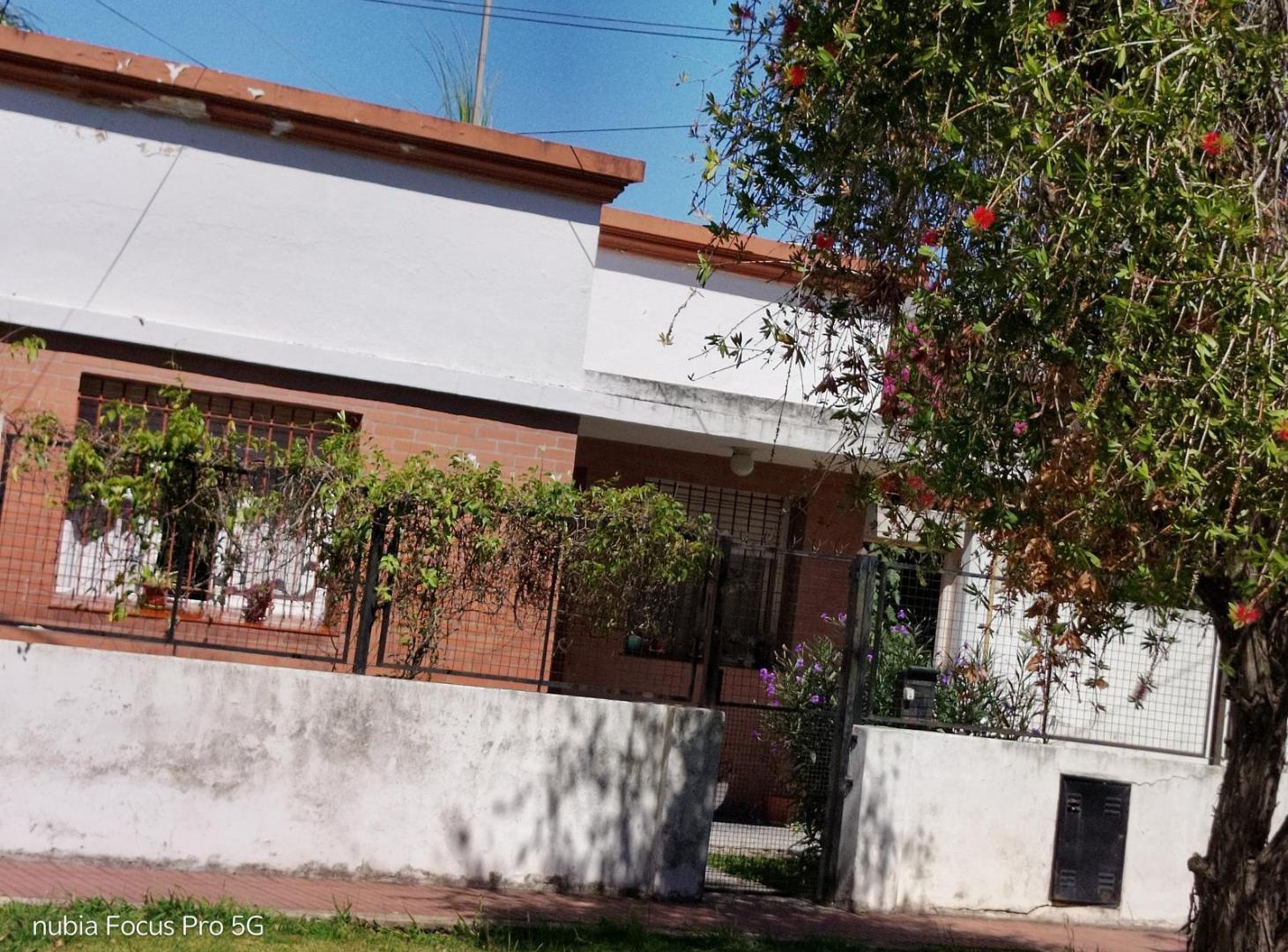CASA EN VENTA SOBRE LOTE DE 251 M² CON JARDÍN Y PARQUE. QUILMES OESTE.APTA CRÉDITO