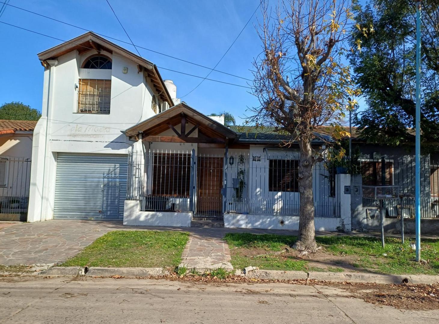 CASA EN VENTA 5 AMBIENTES CON PILETA, PARQUE Y GARAGE MULTIFUNCIÓN EN QUILMES OESTE