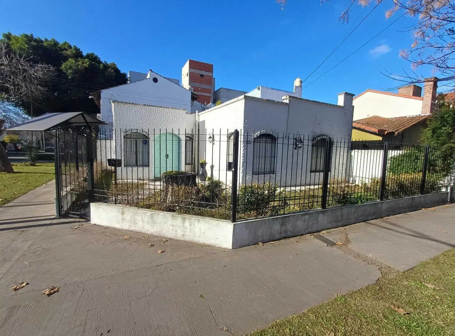 PROPIEDAD EN ESQUINA EN VENTA Y ALQUILER CON GRAN POTENCIAL COMERCIAL Y PROFESIONAL EN BERNAL 3