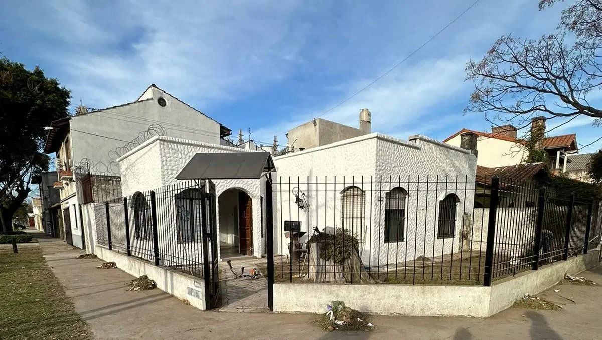 PROPIEDAD EN ESQUINA EN VENTA Y ALQUILER CON GRAN POTENCIAL COMERCIAL Y PROFESIONAL EN BERNAL 4