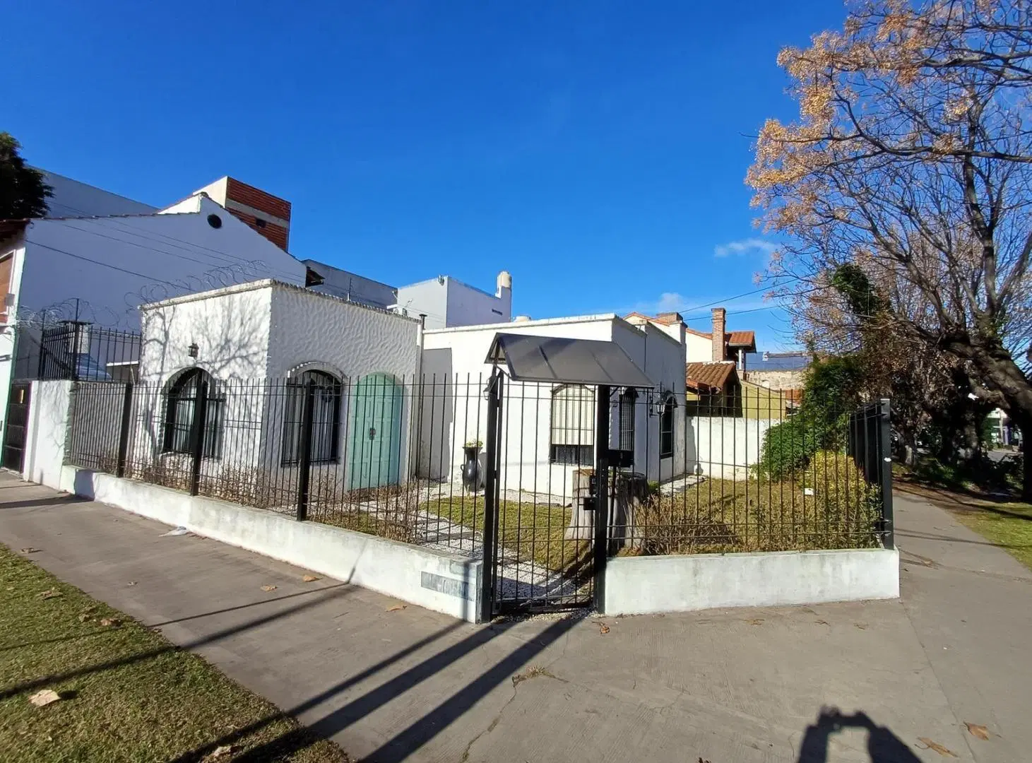 PROPIEDAD EN ESQUINA EN VENTA Y ALQUILER CON GRAN POTENCIAL COMERCIAL Y PROFESIONAL EN BERNAL 2