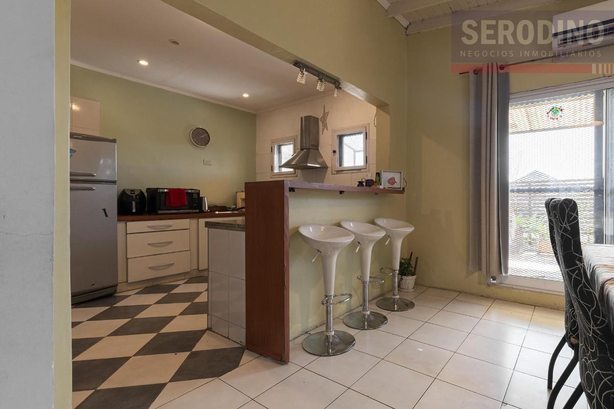 Foto de VENTA CASA 5 AMBIENTES EN 2 PLANTAS CON COCHERA Y TERRAZA EN BERNAL, imagen 2