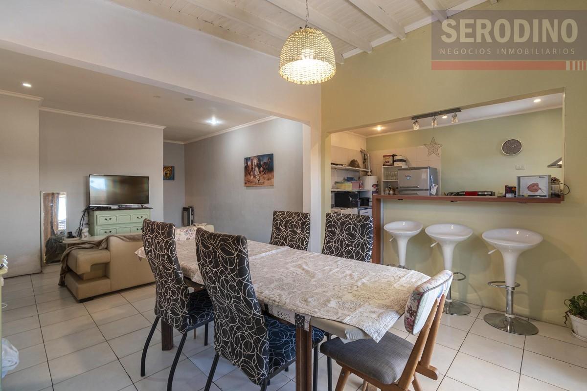 Foto de VENTA CASA 5 AMBIENTES EN 2 PLANTAS CON COCHERA Y TERRAZA EN BERNAL, imagen 1