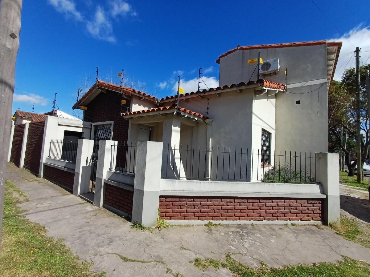 Foto de CASA EN VENTA DE DOS PLANTAS EN ESQUINA CON PARQUE Y GARAGE. BERNAL, imagen 3