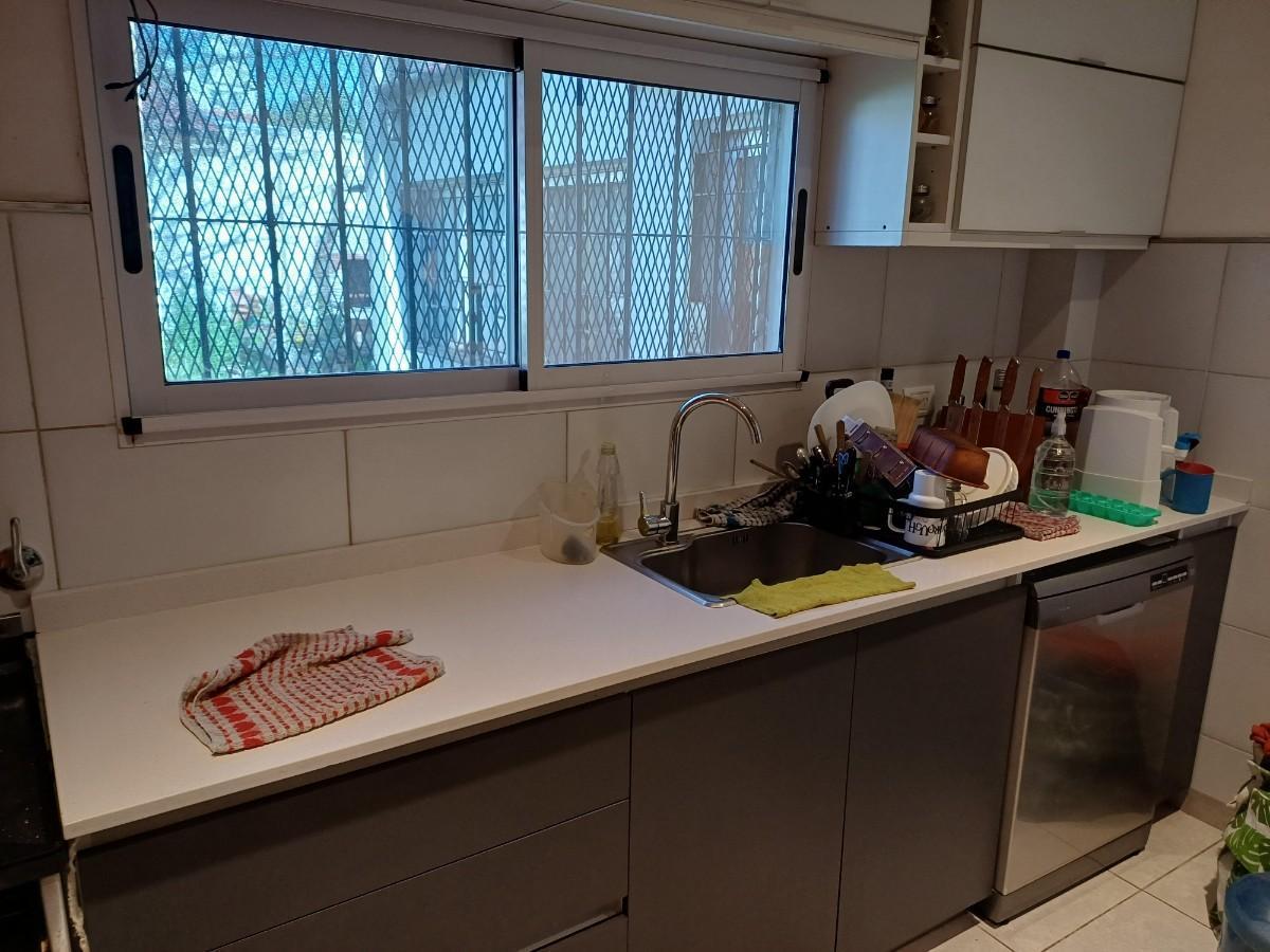 Foto de CASA EN VENTA DE DOS PLANTAS EN ESQUINA CON PARQUE Y GARAGE. BERNAL, imagen 2