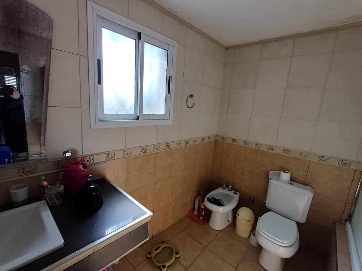 Foto de CASA EN VENTA DE DOS PLANTAS EN ESQUINA CON PARQUE Y GARAGE. BERNAL, imagen 4