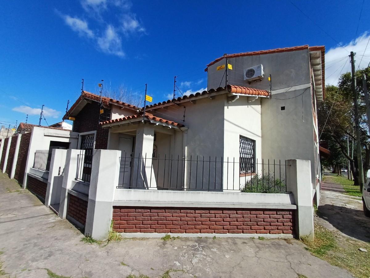 Foto de CASA EN VENTA DE DOS PLANTAS EN ESQUINA CON PARQUE Y GARAGE. BERNAL, imagen 1