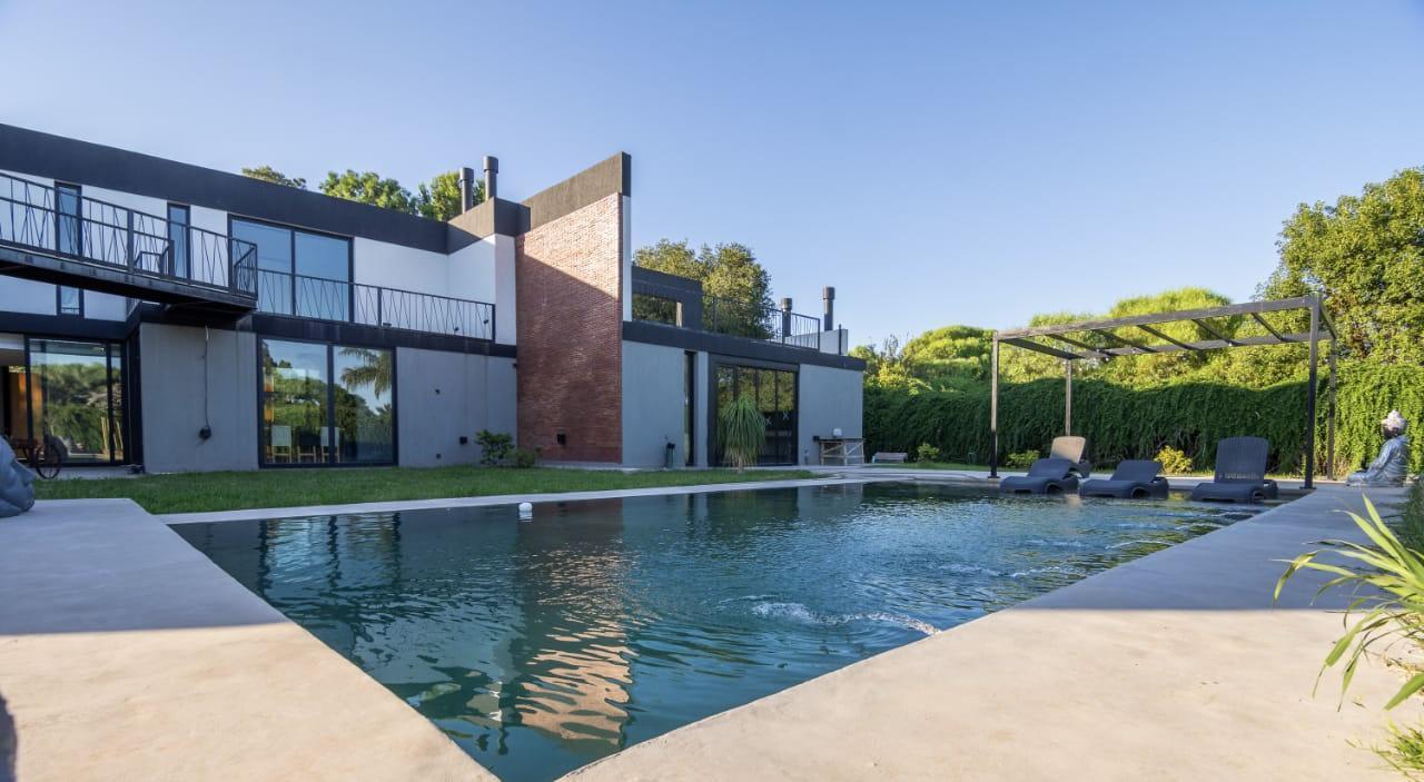 Foto de VENTA CASA 4 DORMITORIOS IMPERDIBLE VILLA ALLENDE GOLF, imagen 1