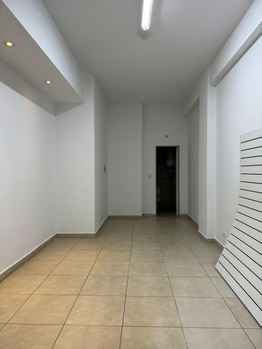 Foto de Local en venta con cochera, imagen 2