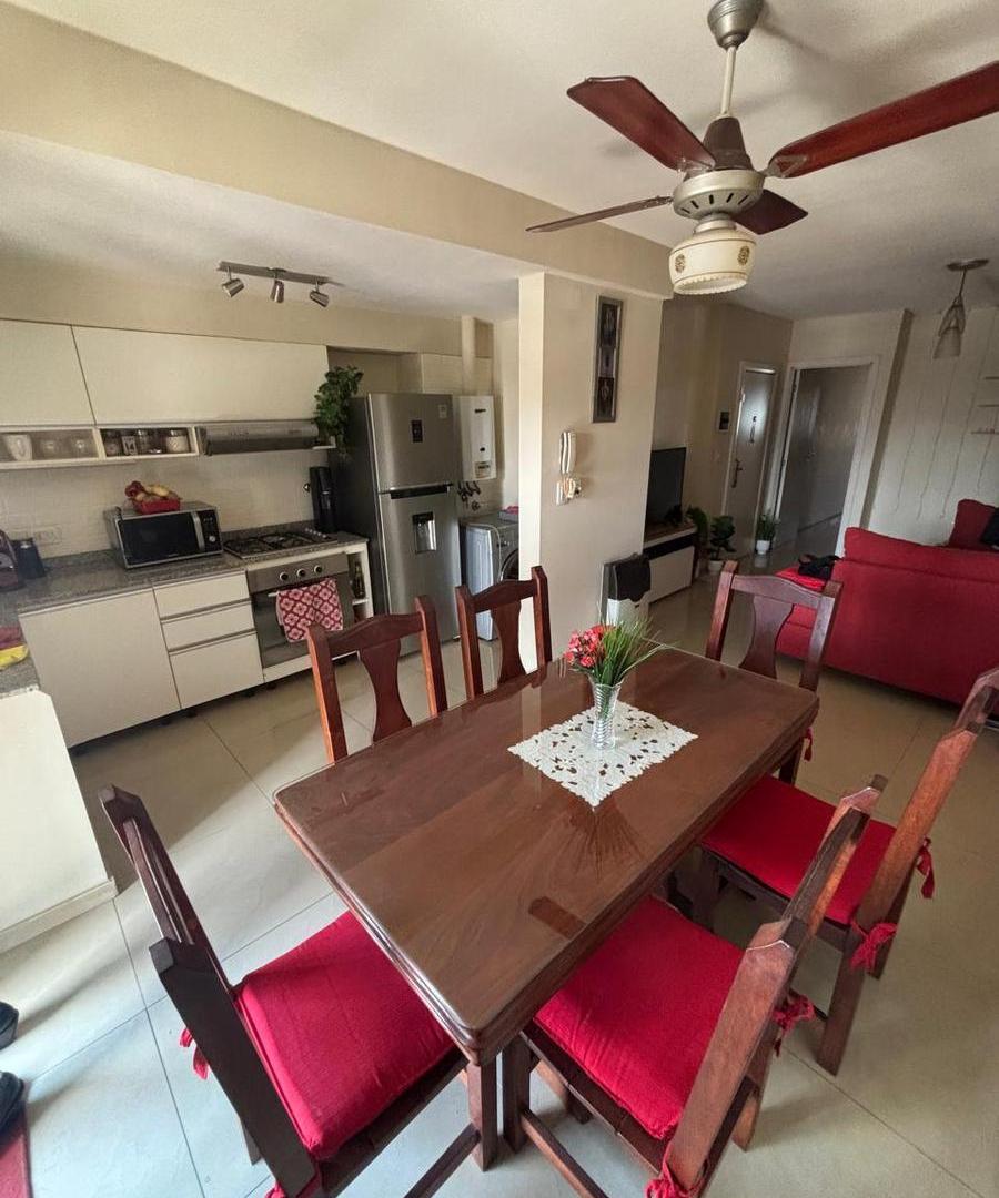 Foto de Departamento de dos dormitorios con cochera en venta, imagen 2