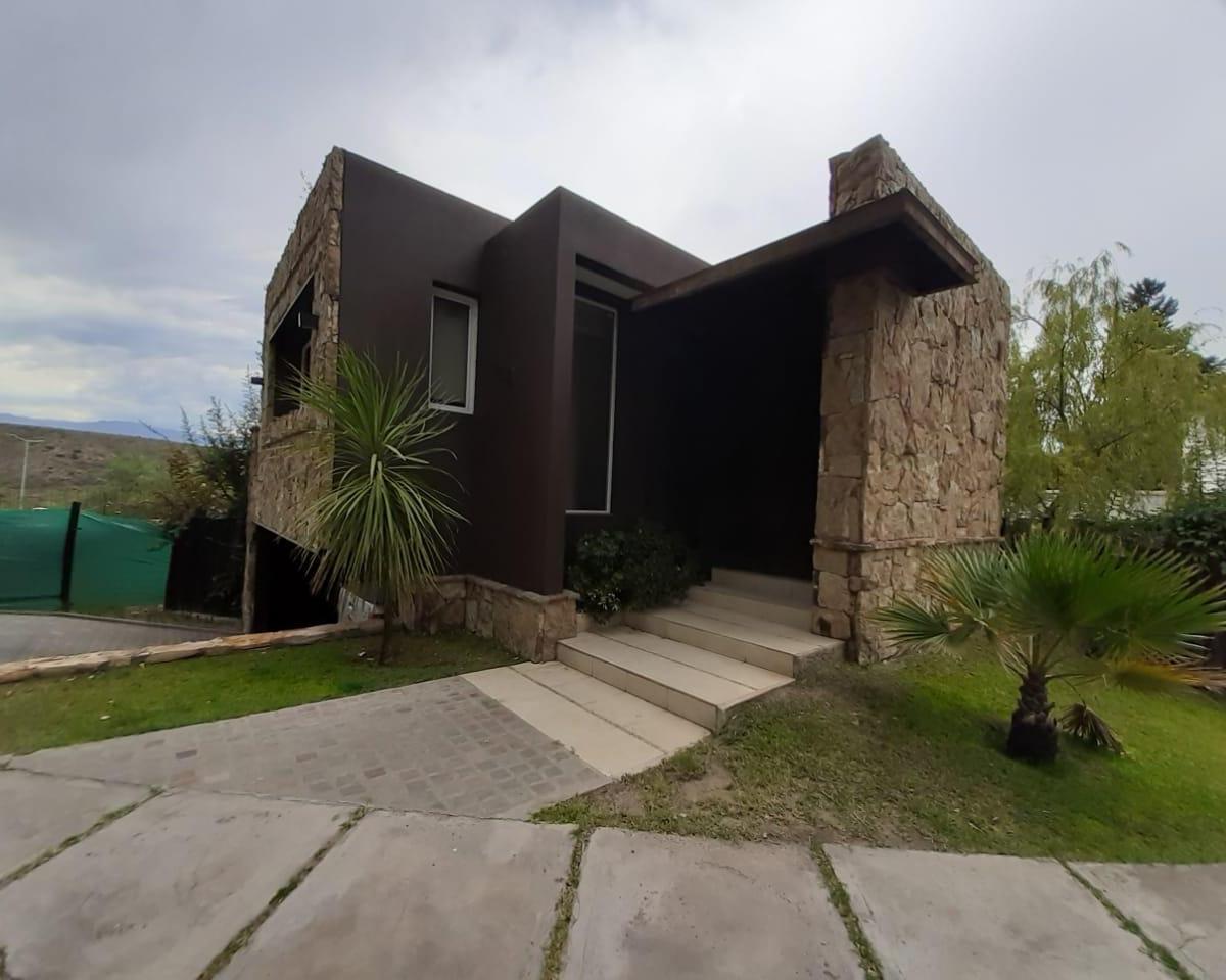 Espectacular Casa en Venta en Barrio Privado Laderas de Chacras. 4