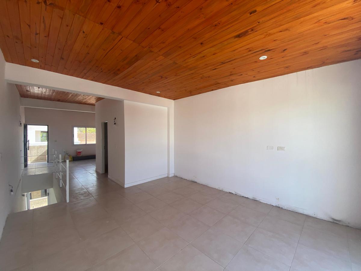 Triplex en Venta a Estrenar en Complejo Privado. 4 Dorm., 3 Baños, Patio. 5