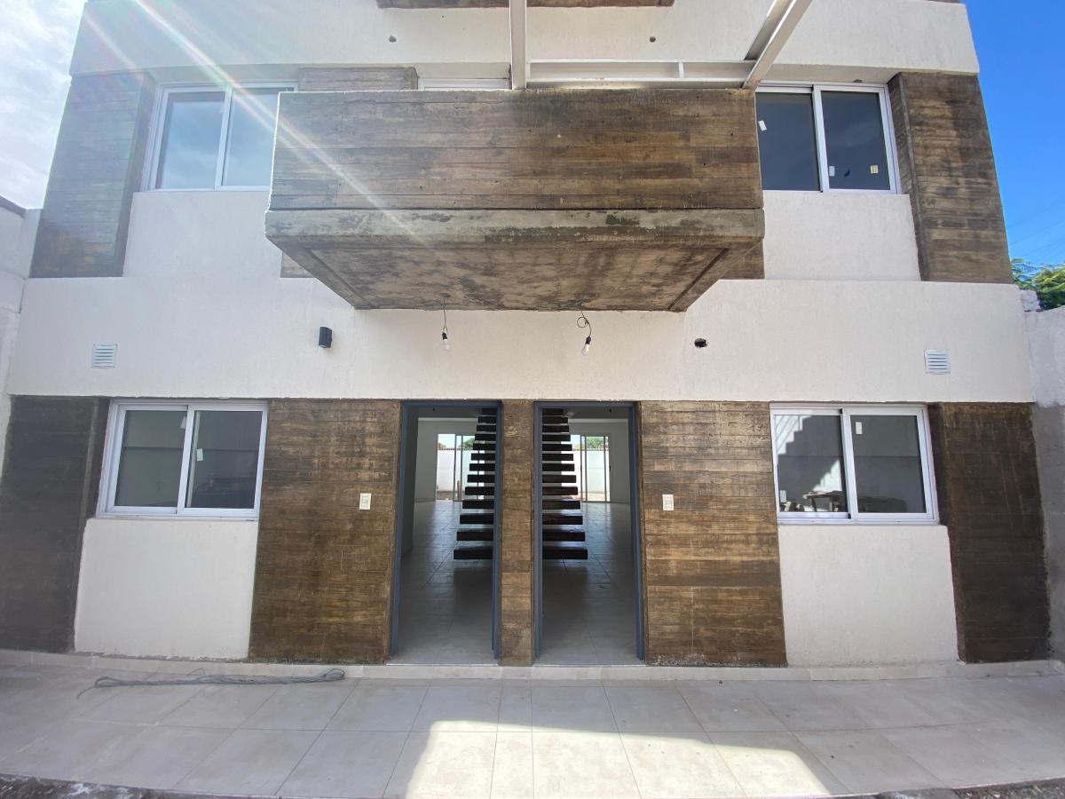 Triplex en Venta a Estrenar en Complejo Privado. 4 Dorm., 3 Baños, Patio. 2