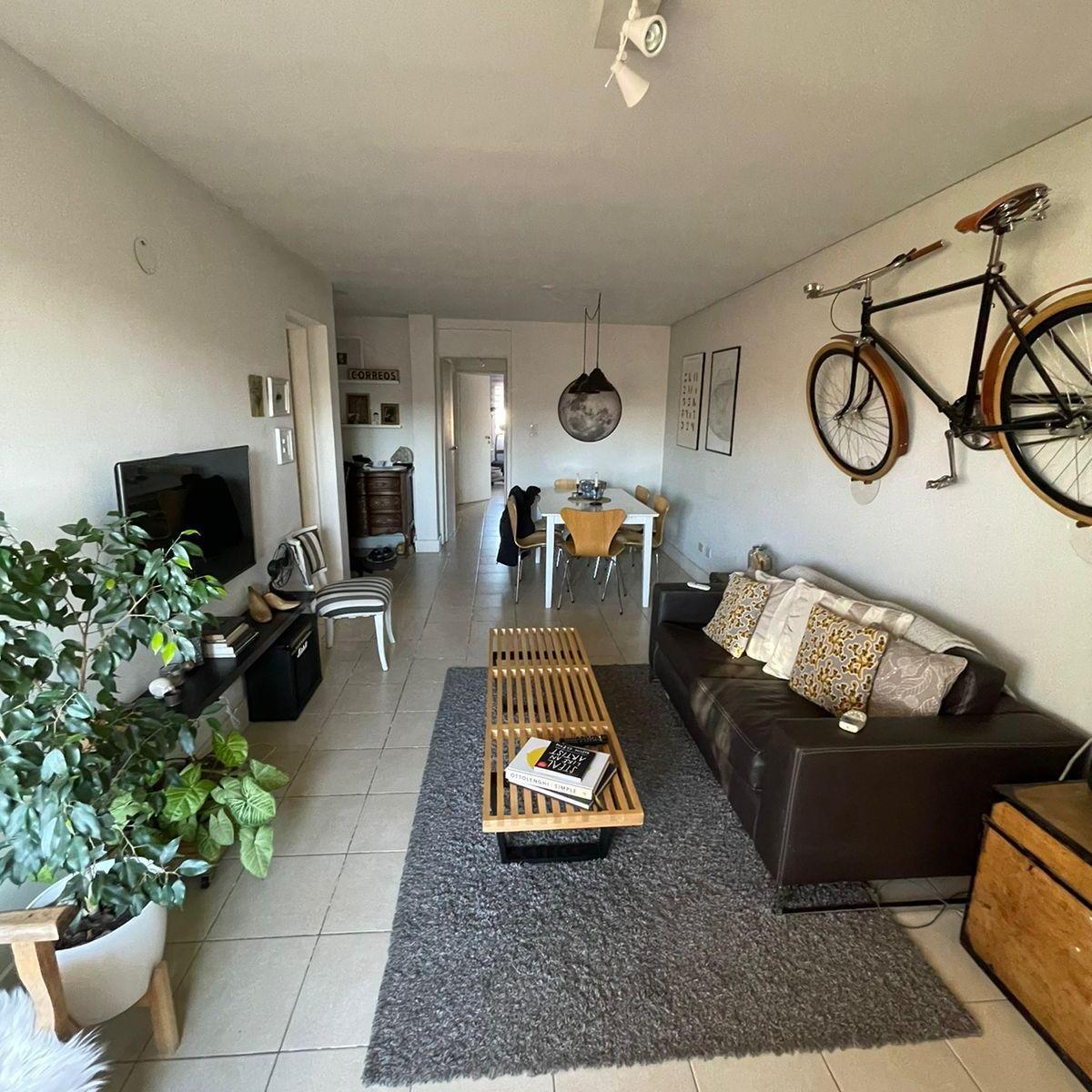 Departamento en Venta en La 5ta. 2 Dorm.. 2 Baños. Cochera. 3