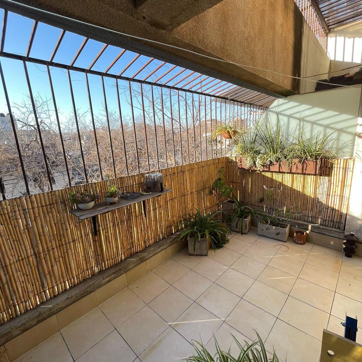 Departamento en Venta en La 5ta. 2 Dorm.. 2 Baños. Cochera. 4