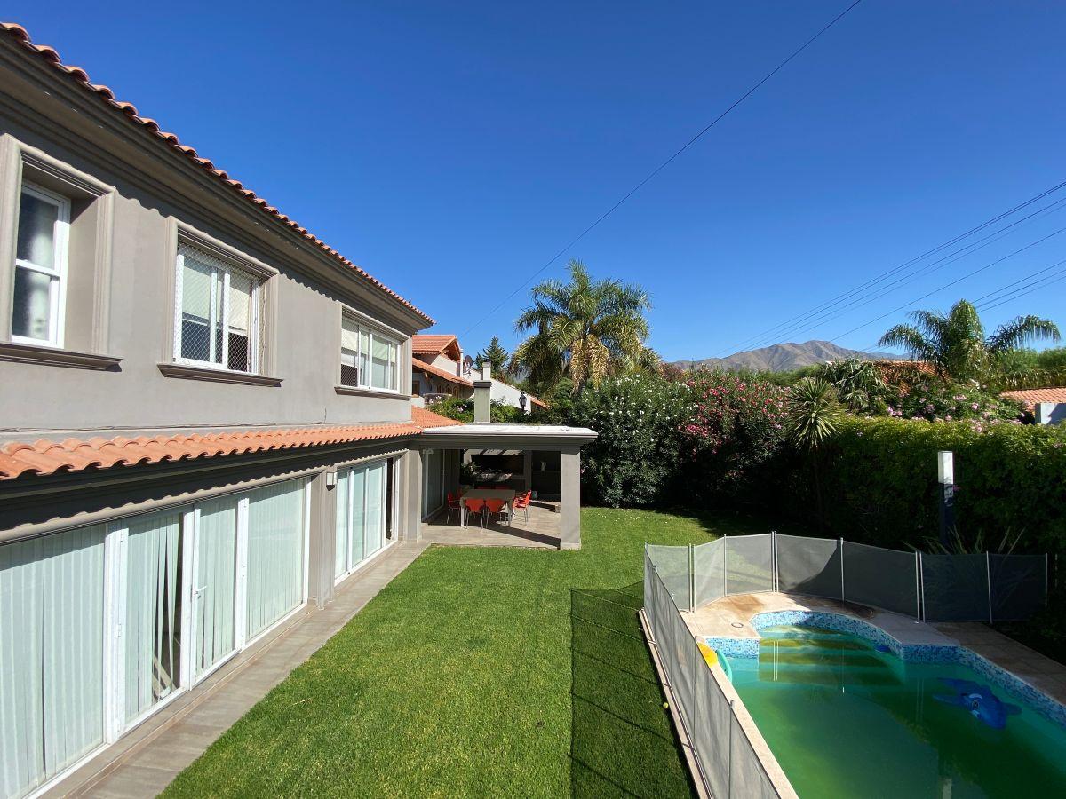 Casa con 600 m², pileta, galería y 4 dormitorios en venta en Barrio Privado Dalvian