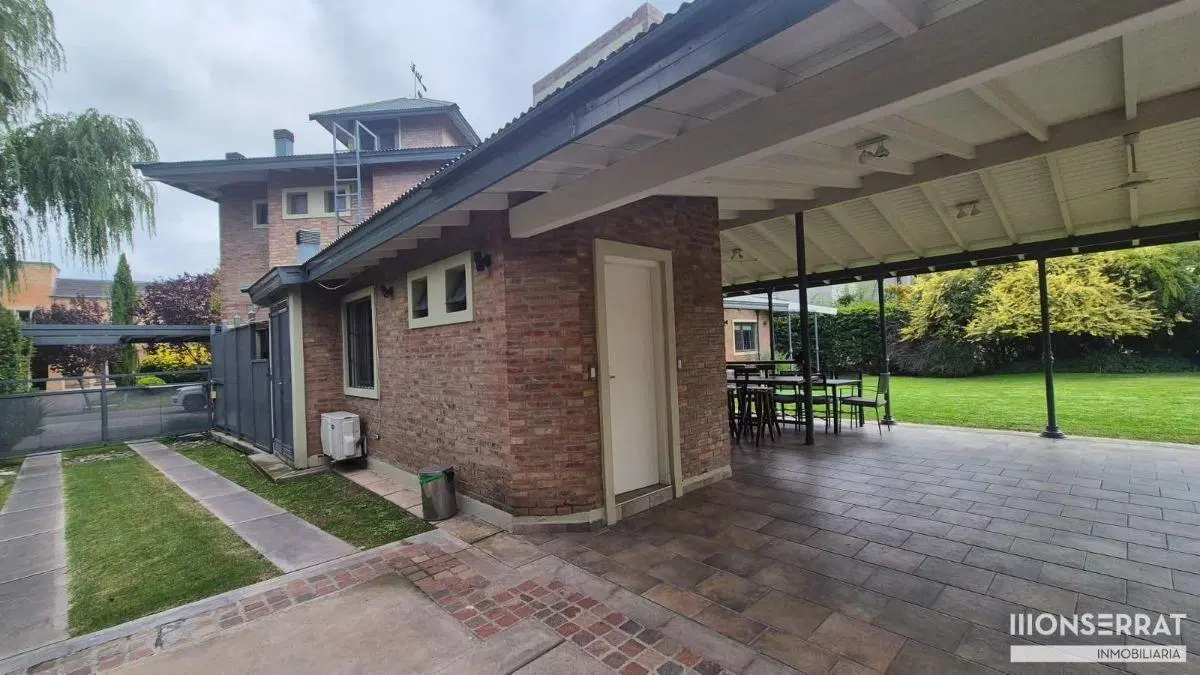 Casa en venta c/ cochera en Chacras de Coria 1