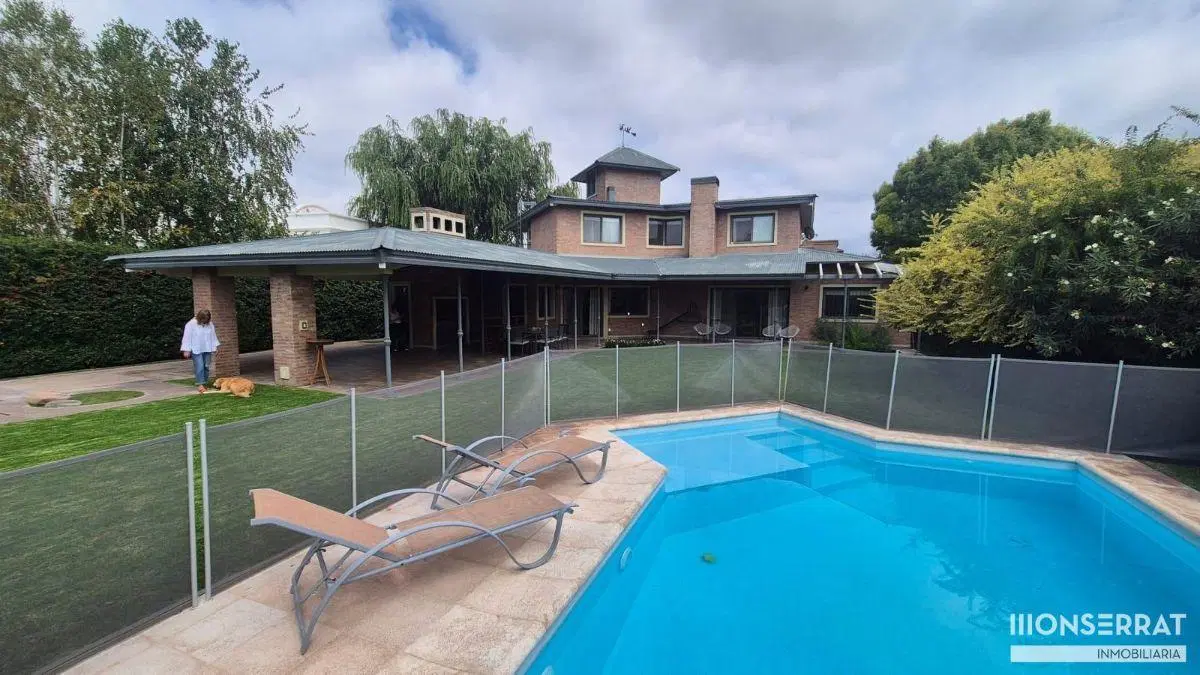 Casa en venta c/ cochera en Chacras de Coria 5