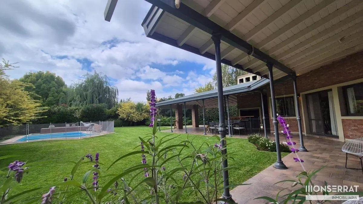 Casa en venta c/ cochera en Chacras de Coria 3