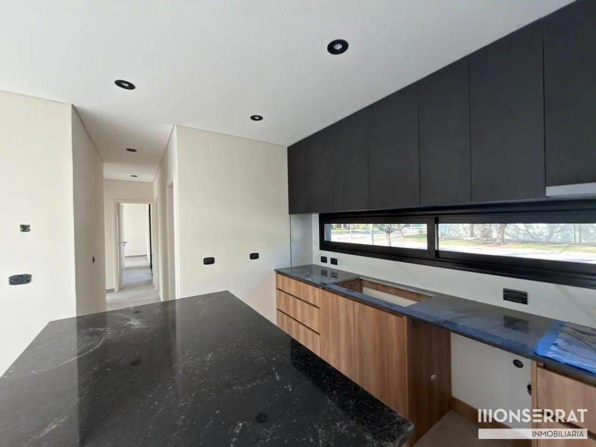 Casa en venta c/ cochera en Mayor Drummond 8