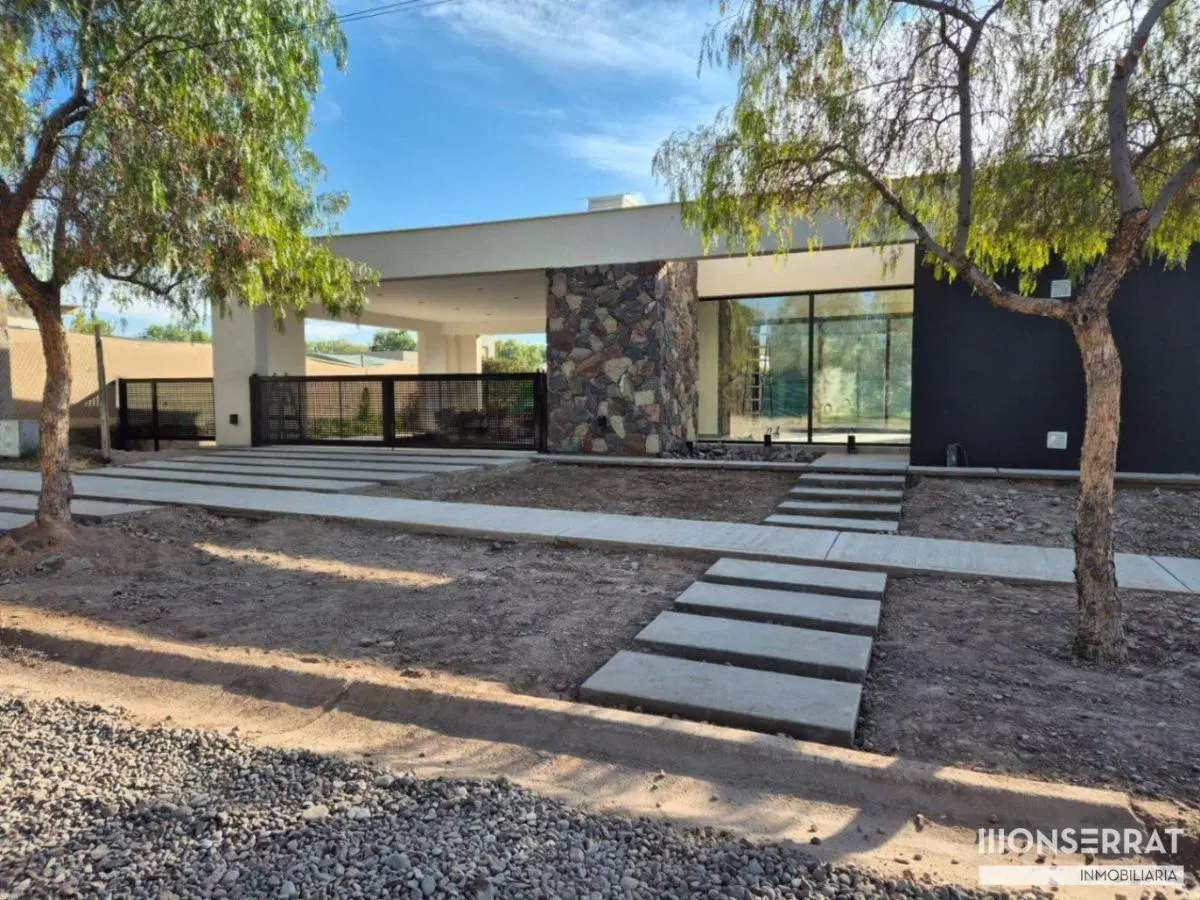 Casa en venta c/ cochera en Mayor Drummond 4