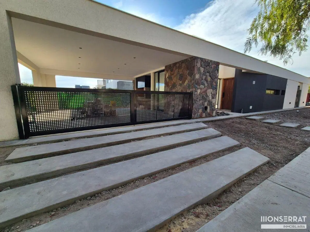 Casa en venta c/ cochera en Mayor Drummond 3