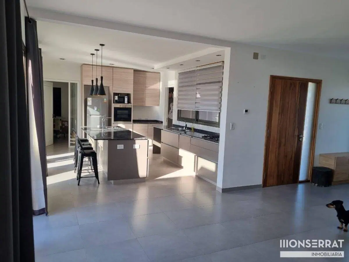 Casa de categoria en venta Barrio Las Retamas. Gran Potencial! 3