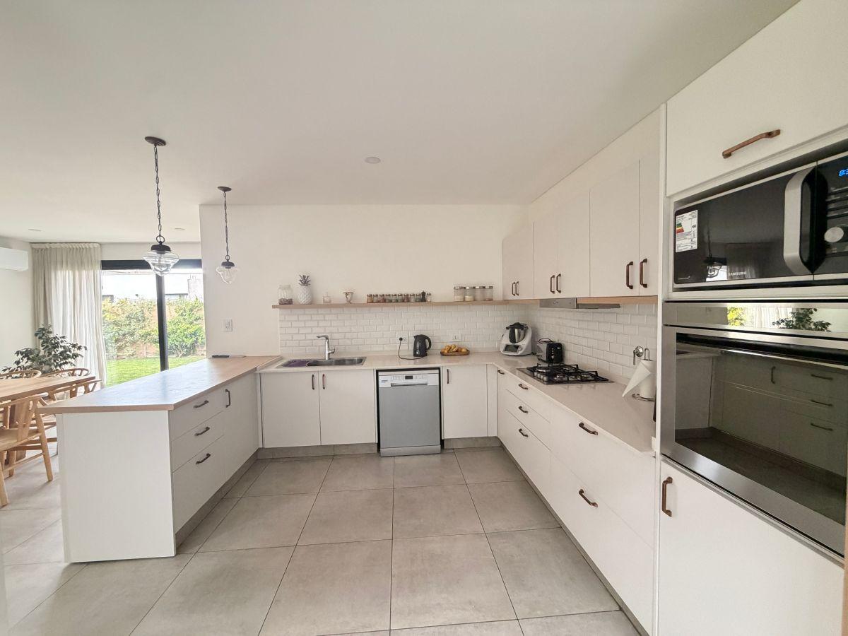 Foto de Casa en venta Lar de Boedo, 1ra etapa. 3 dormitorios. 4 baños. Quincho, imagen 2