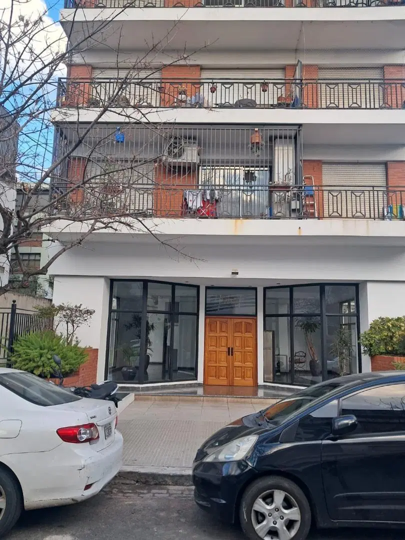 EXCELENTE 3 AMBIENTES CON COCHERA Y BAULERA 4