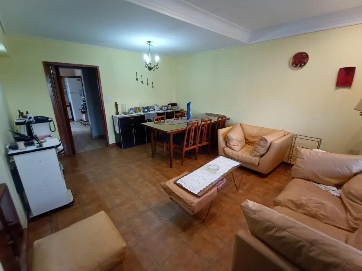 Chalet de 4 ambientes con garage pasante y parque 1