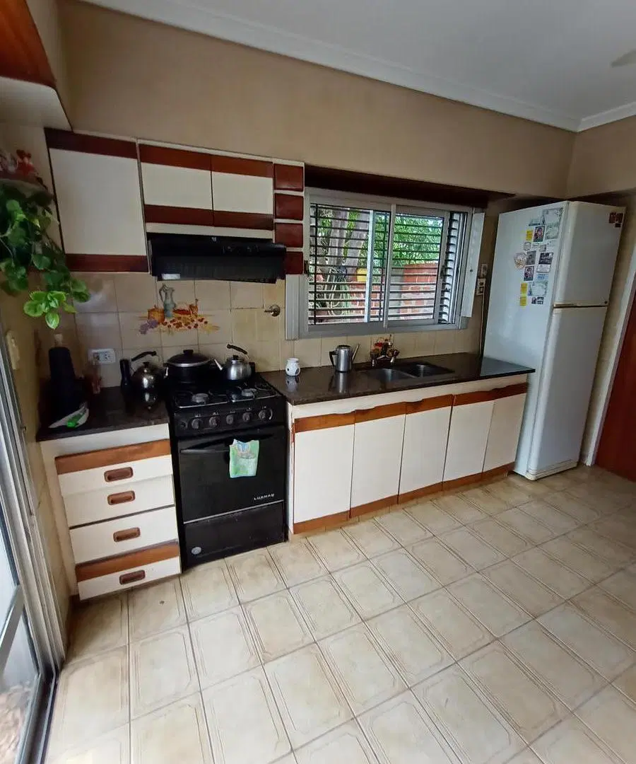 Chalet de 4 ambientes con garage pasante y parque 2