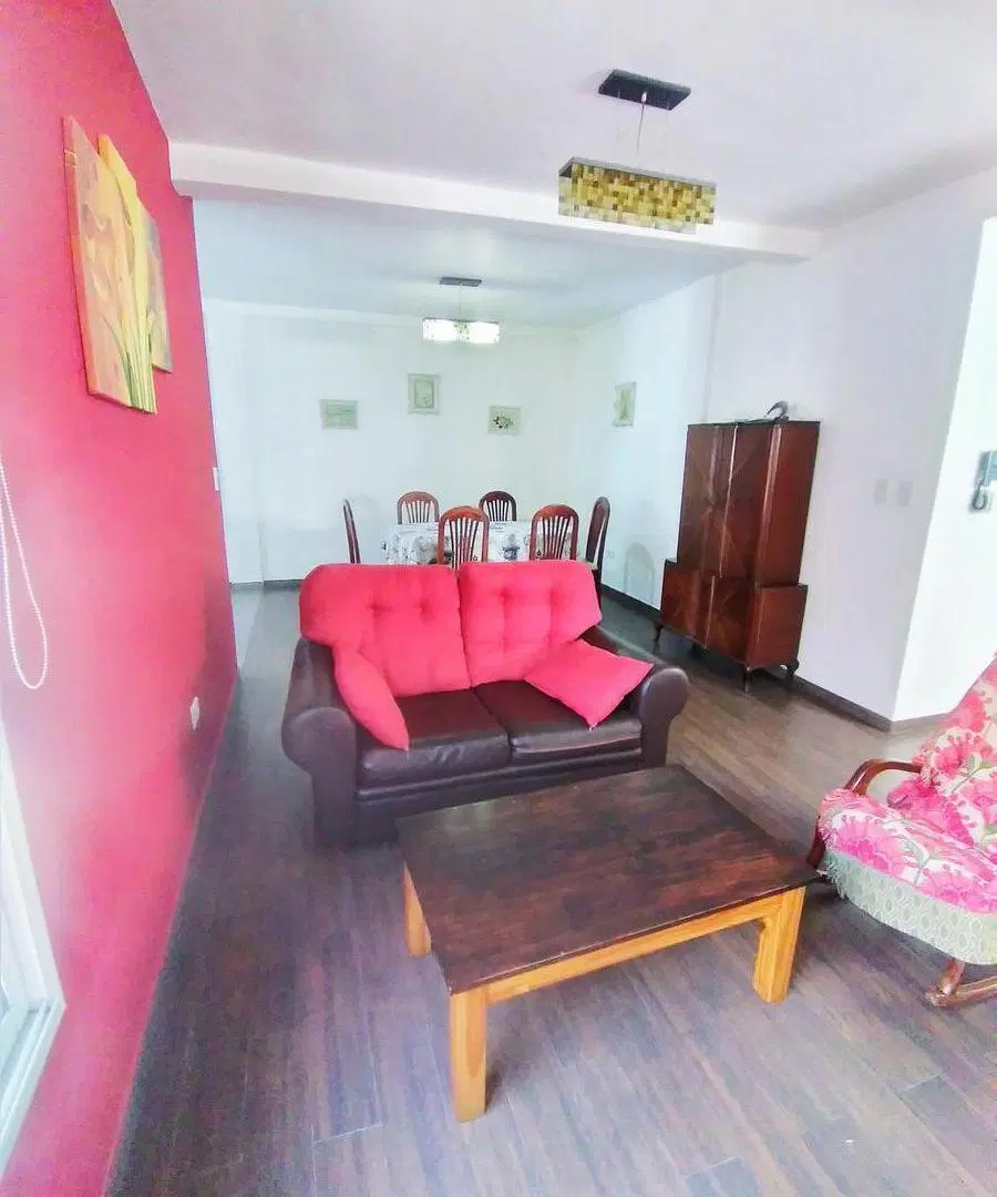 Excelente Casa de 5 ambientes con parque 2