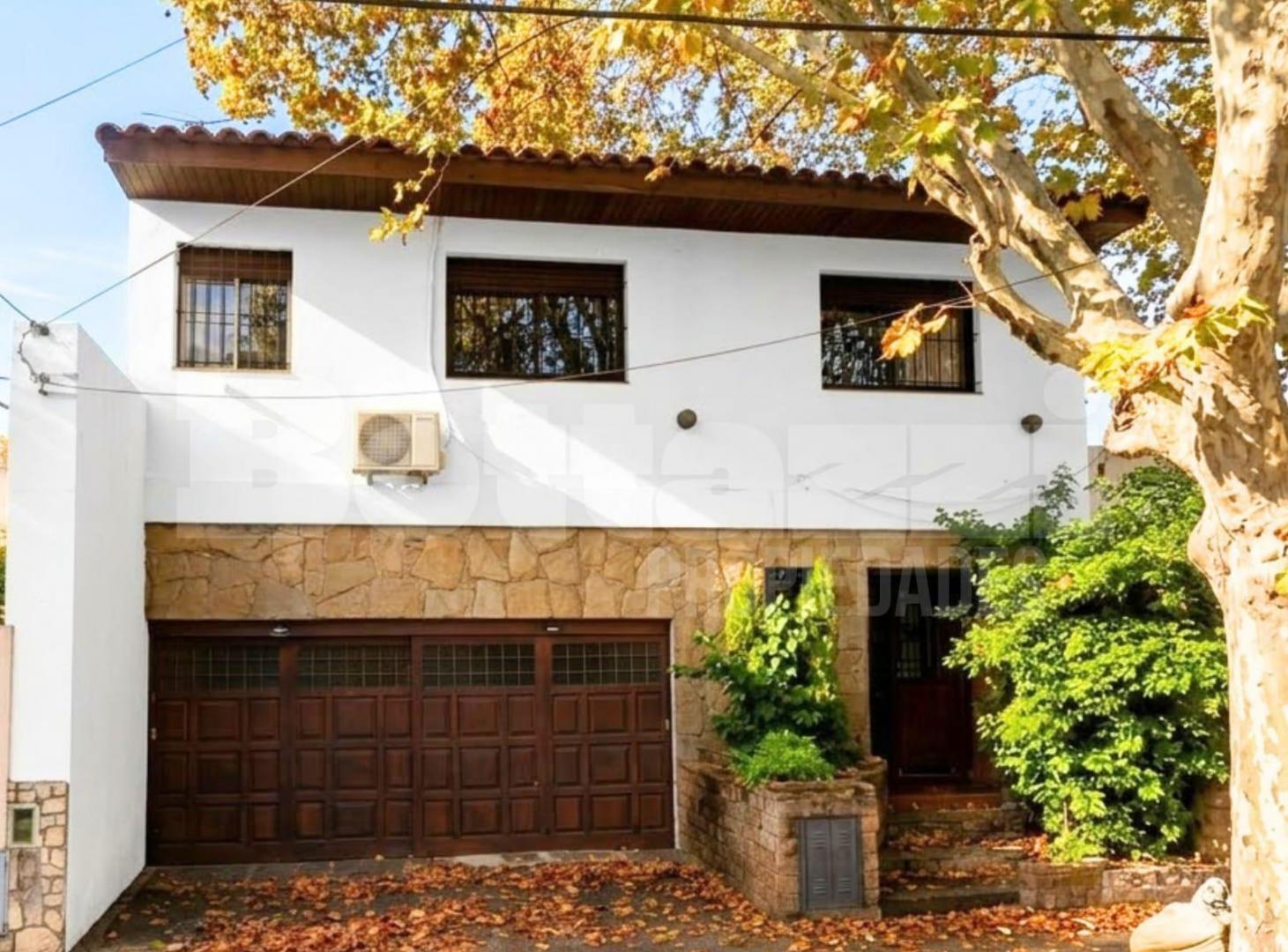 Foto de EXCELENTE CASA 4 AMBIENTES CON PARQUE Y PISCINA- Excelente ubicación, imagen 1