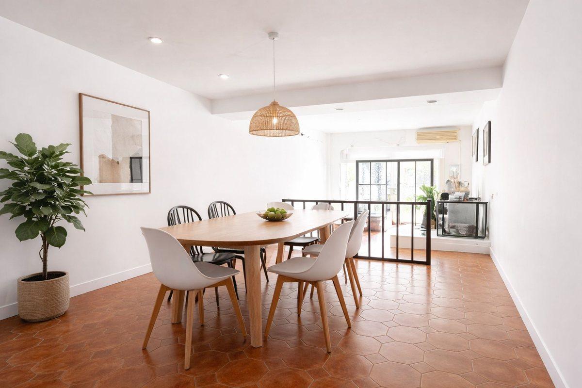 CASA 5 AMBIENTES  DEPENDENCIA  JARDIN  COCHERA