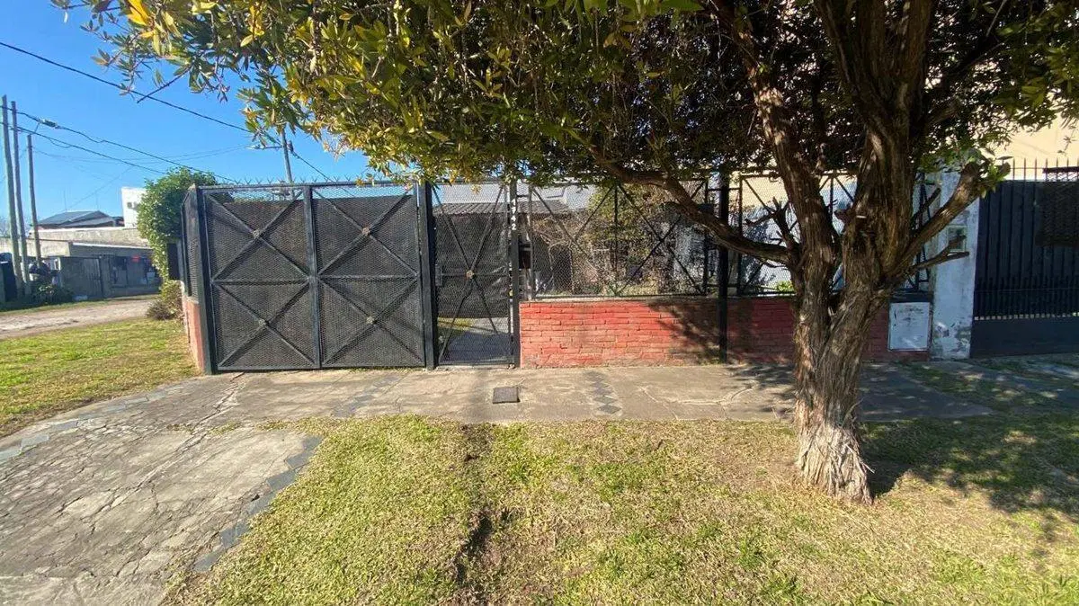 CASA 3 AMBIENTES LOTE PROPIO CON PARQUE Y QUINCHO 4