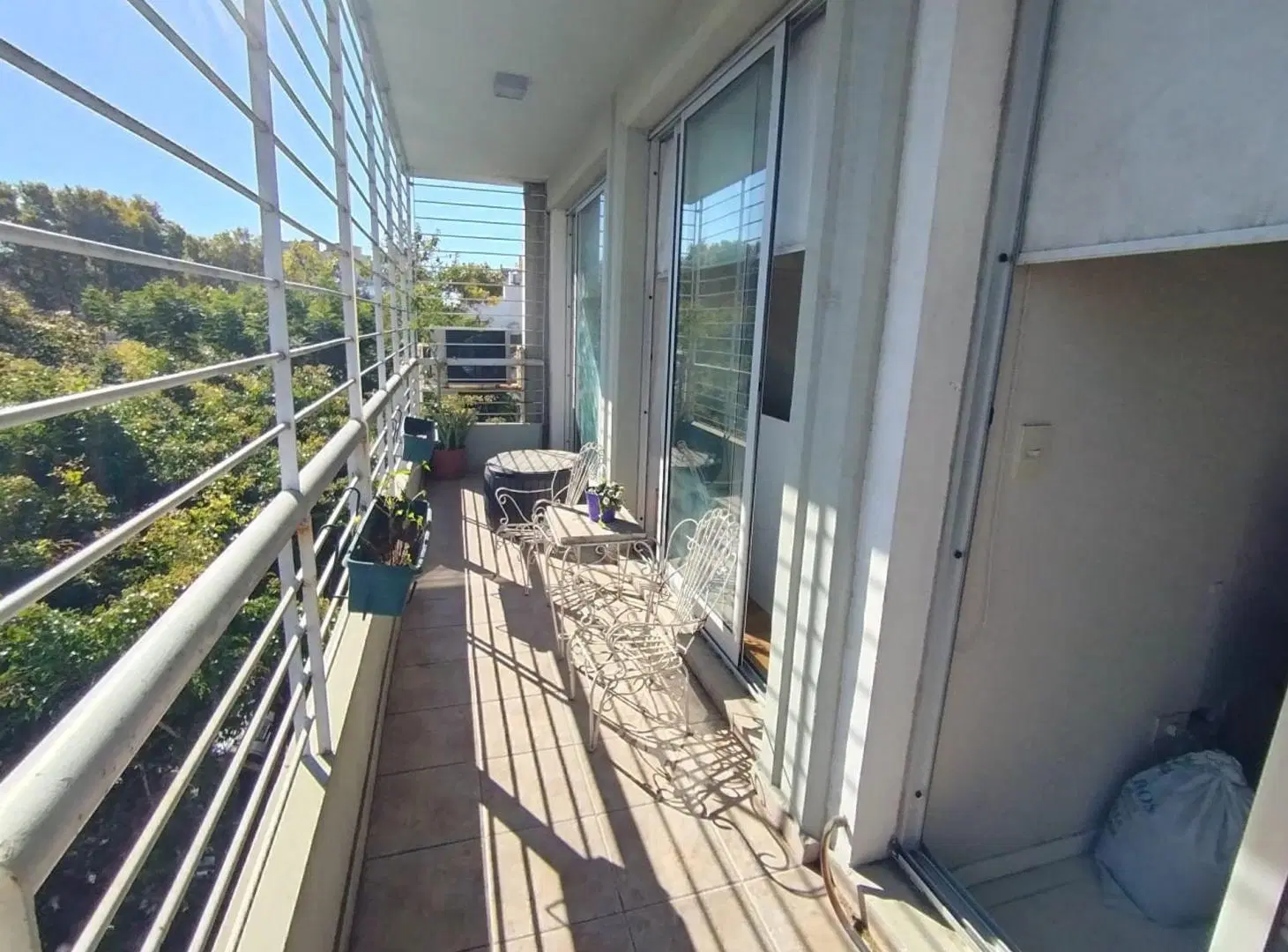 VENTA 3 AMBIENTES AL FRENTE CON BALCON Y COCHERA 4