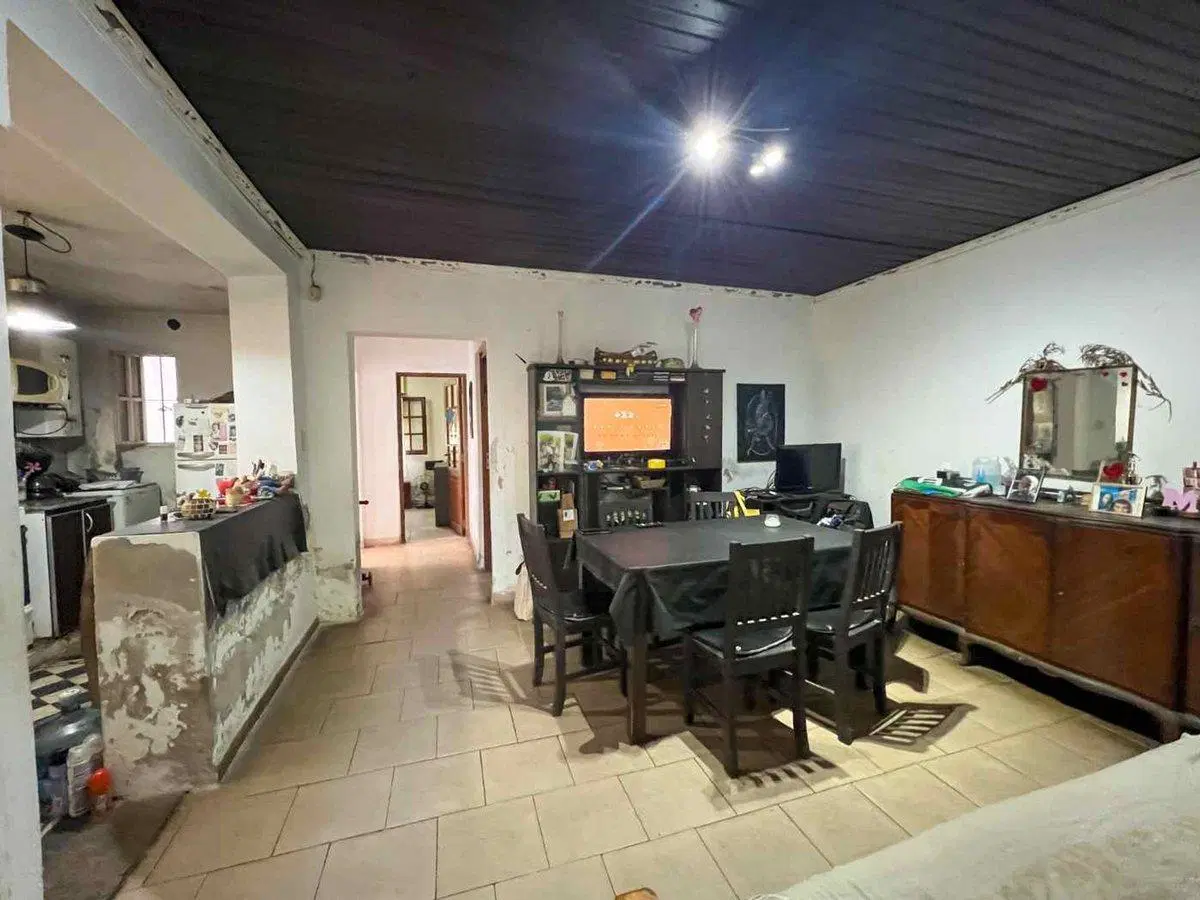 CASA 3 AMBIENTES JARDIN Y COCHERA A REFACCIONAR 2