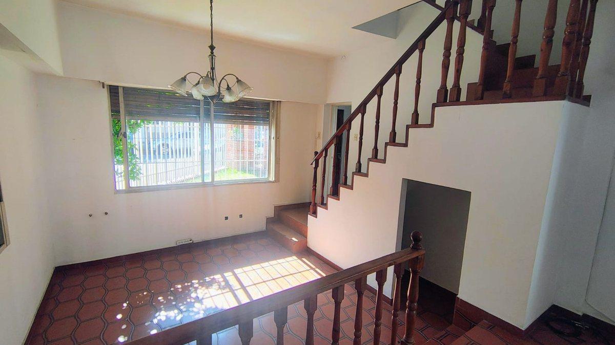 CASA 5 AMBIENTES CON PATIO COCHERA Y TERRAZA