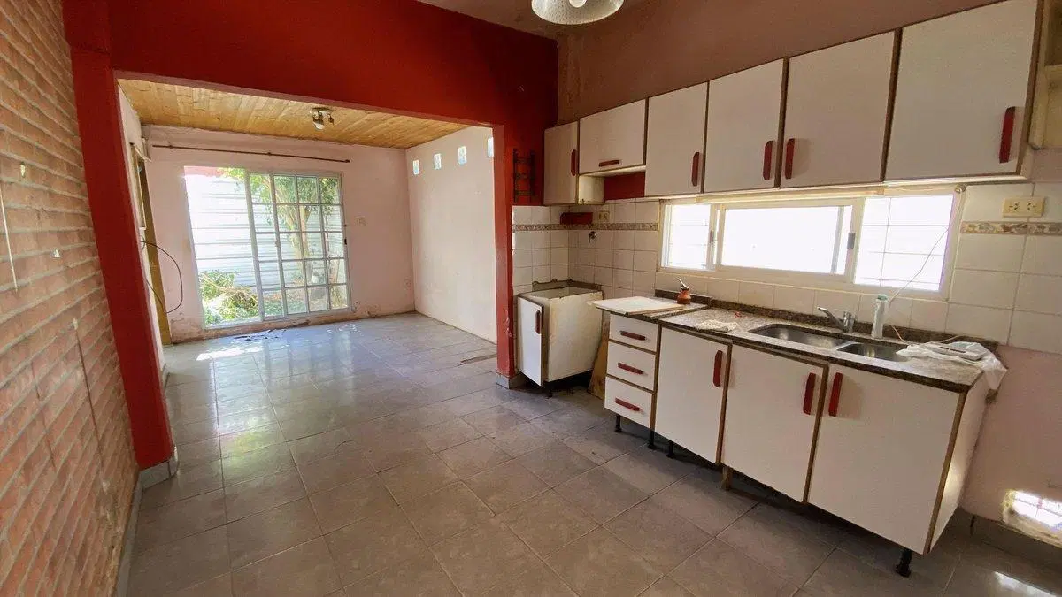 CASA CON 3 VIVIENDAS EN LOTE PROPIO MORÓN 8