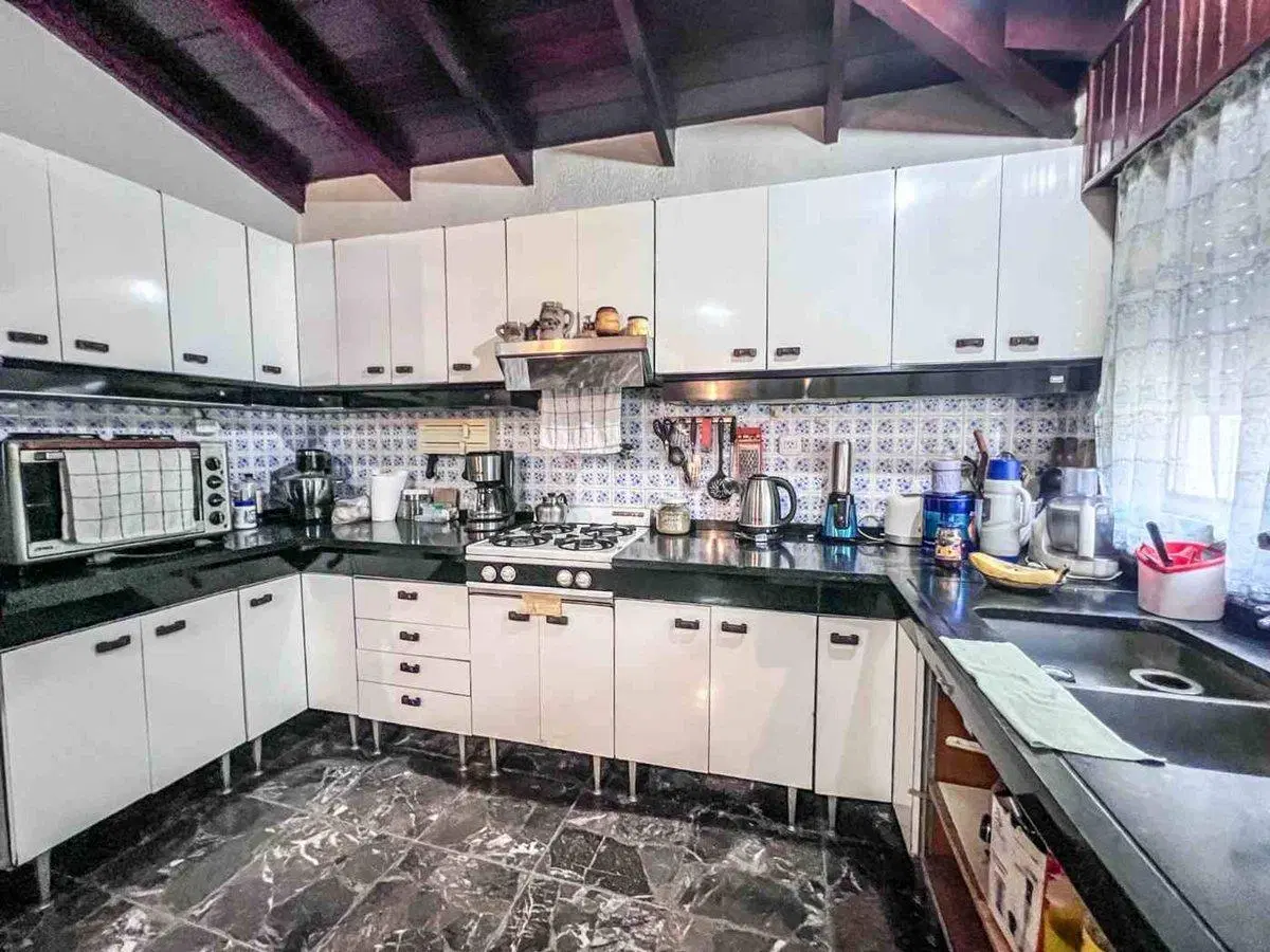 CASA 4 AMBIENTES CON JARDIN Y COCHERA 4