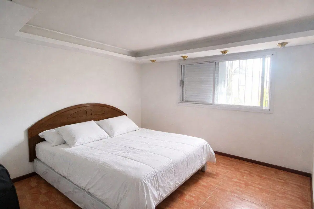 CASA 5 AMBIENTES  DEPENDENCIA  JARDIN  COCHERA 4