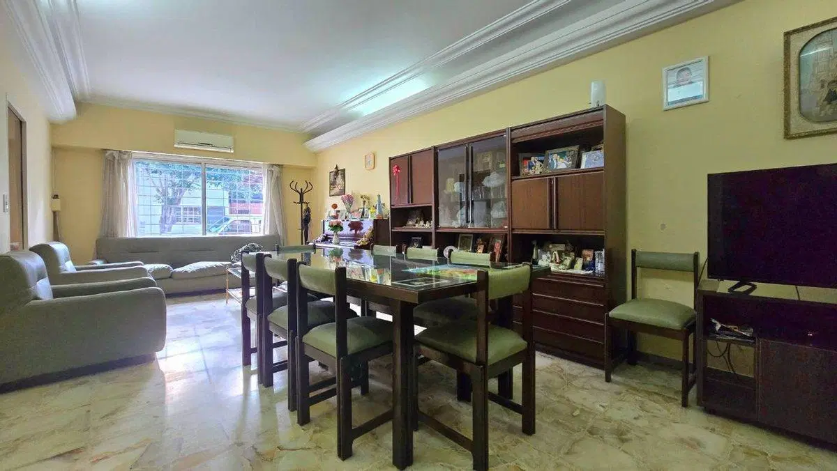 CASA VENTA 5 AMBIENTES COCHERA PATIO VERSAILLES 2
