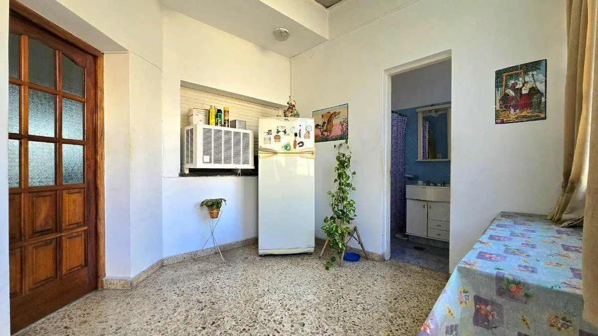 LOTE CON CASA  DE 8.66 X 31 VERSAILLES 8