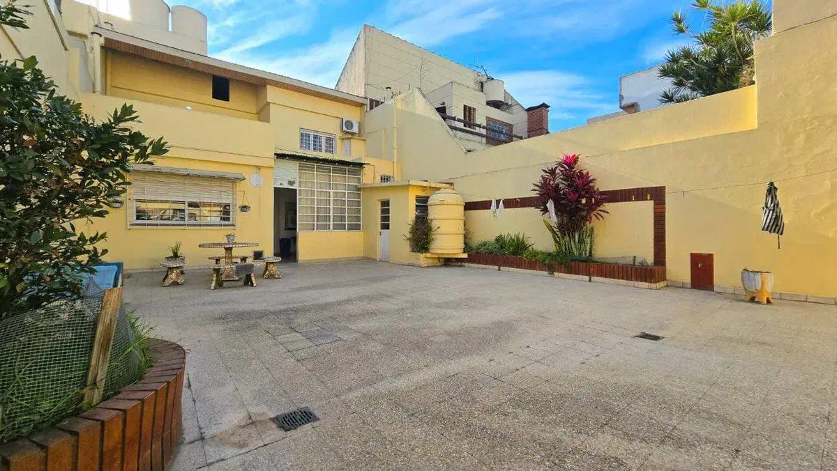 LOTE CON CASA  DE 8.66 X 31 VERSAILLES 3