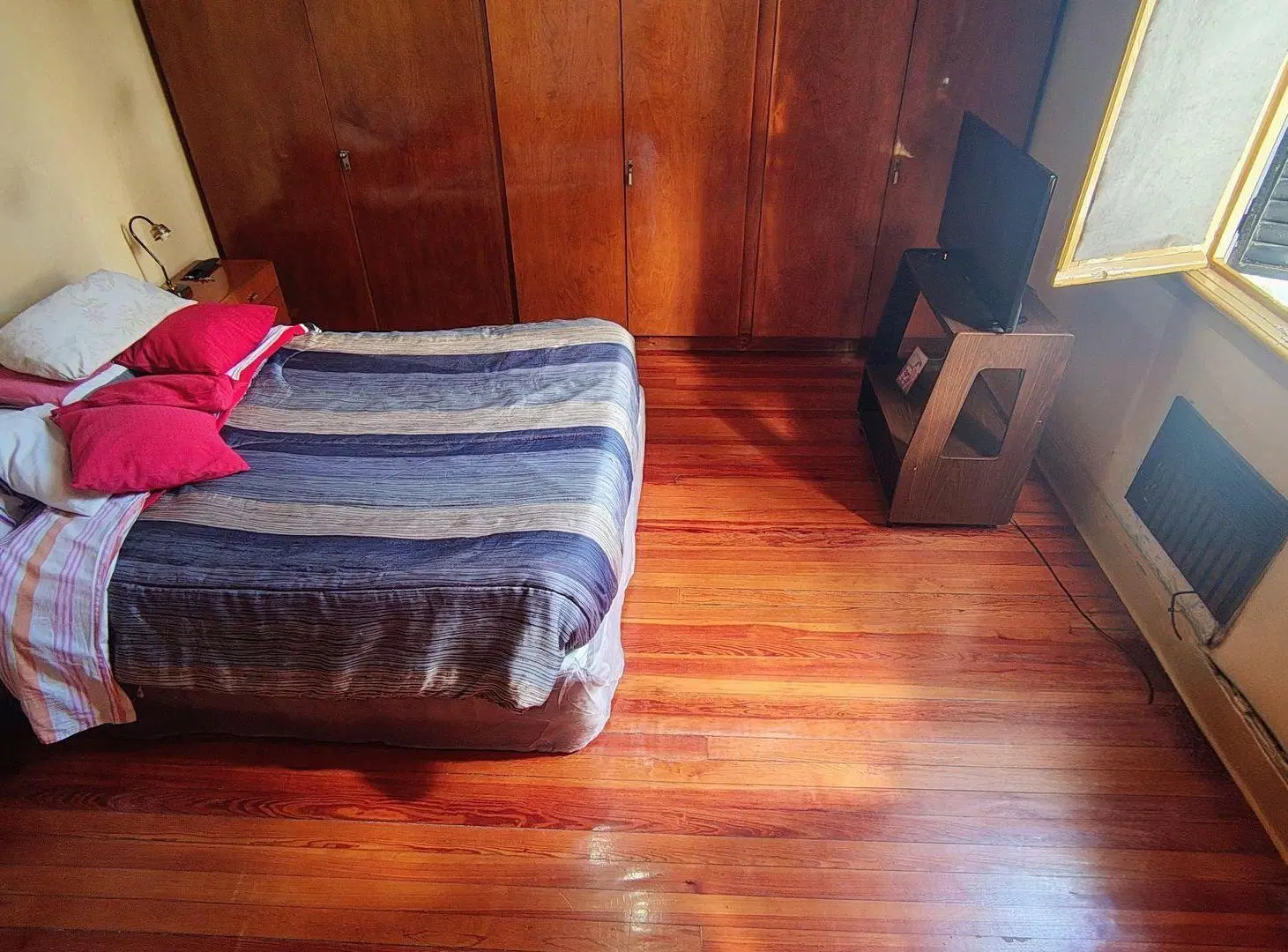 CASA DE 3 AMBIENTES CON DEPENDENCIA EN LINIERS. 4