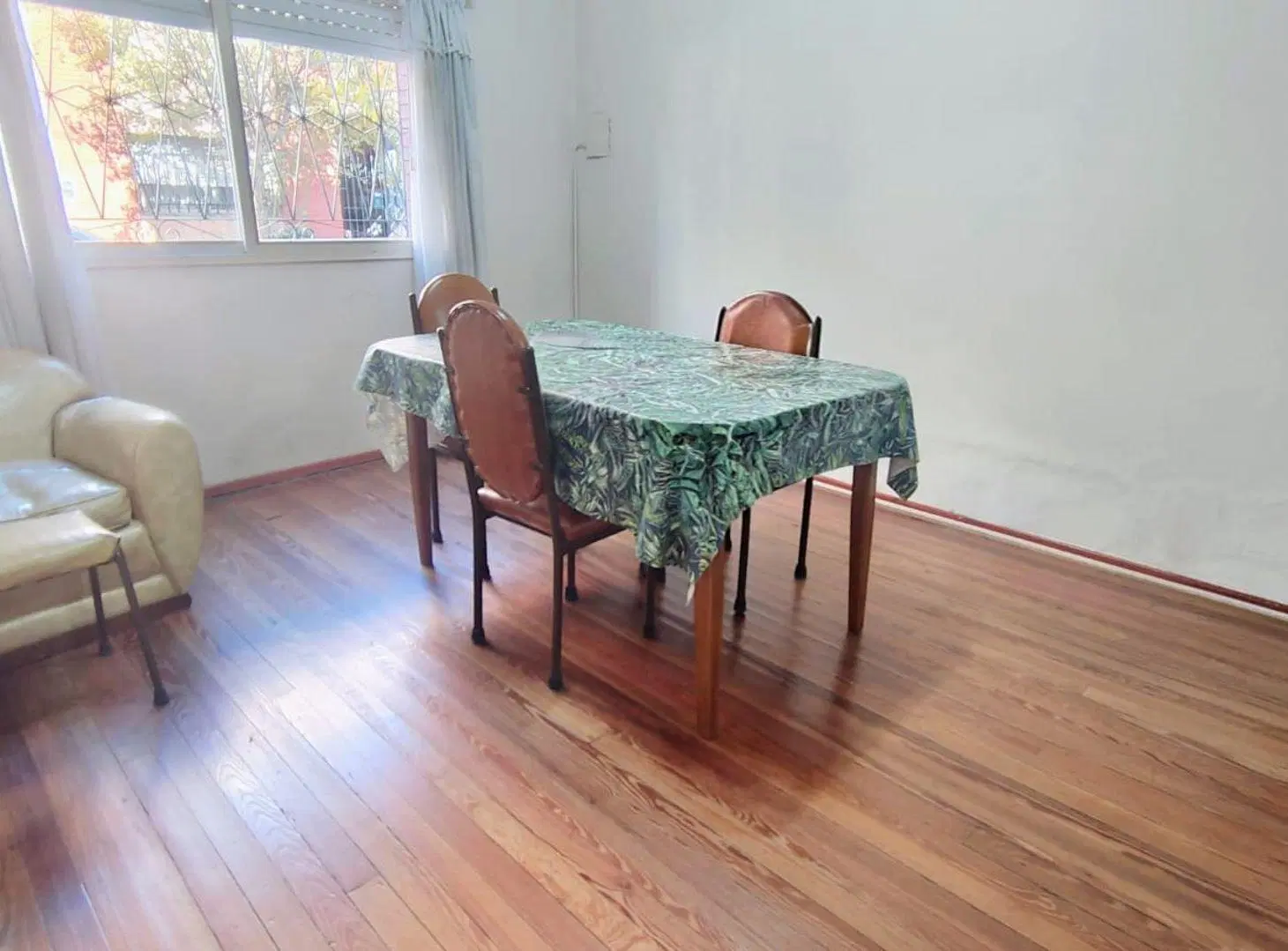 CASA DE 3 AMBIENTES CON DEPENDENCIA EN LINIERS. 3