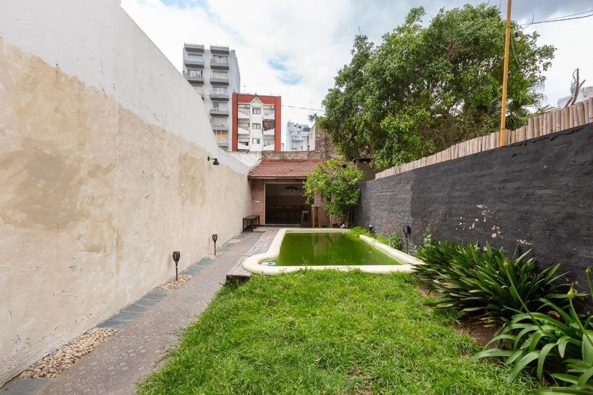TRIPLEX 4 AMBIENTES PATIO QUINCHO PARRILLA COCHERA 2