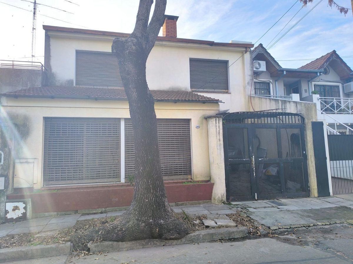 VENTA CASA 4 AMBIENTES MULTIFAMILIAR COCHERA